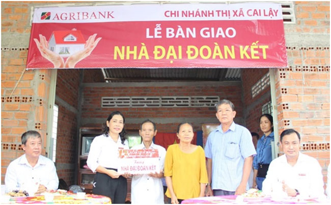 Agribank Tien Giang trao tang 5 can nha dai doan ket 3