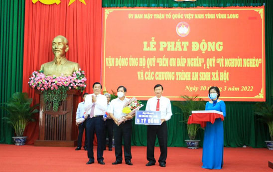 Agribank Vĩnh Long ủng hộ 05 tỷ đồng xây nhà cho hộ nghèo, khó khăn