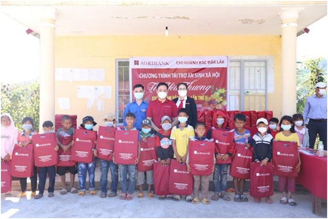 Agribank danh hon 70 ty dong ung ho qua Tet cho nguoi ngheo 3