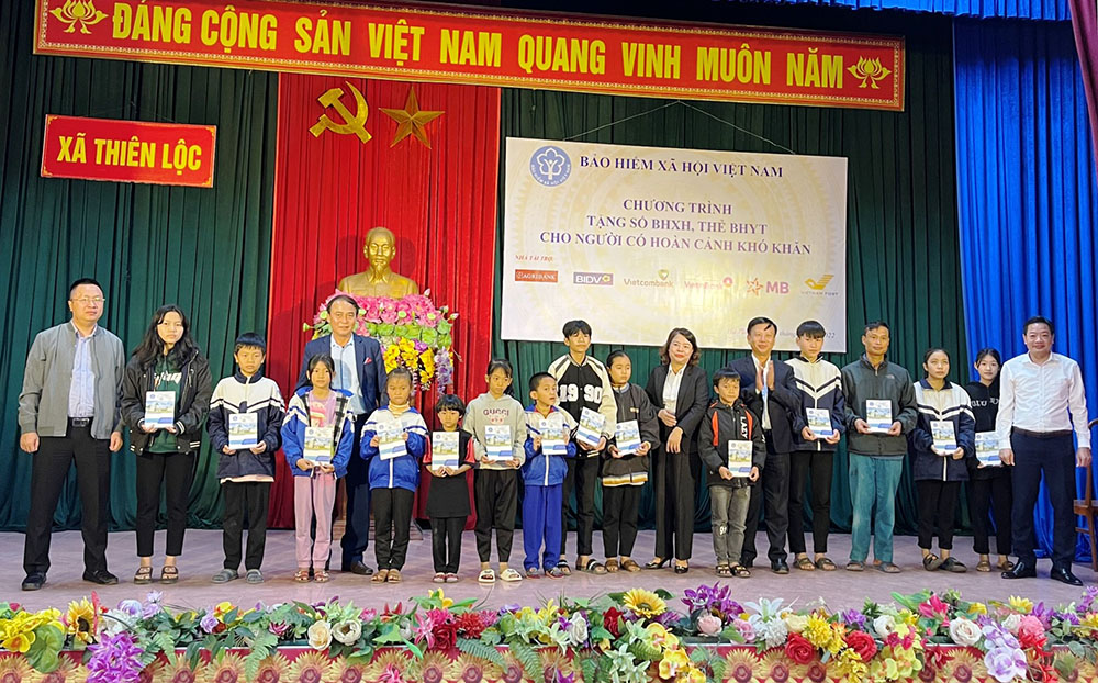 Agribank dong hanh cung BHXH trao tang so BHXH the BHYT cho nguoi nghe7