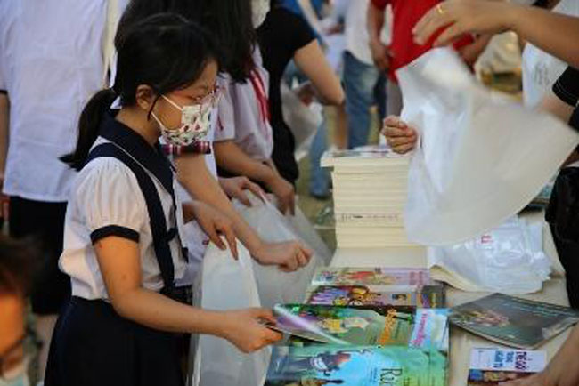 Agribank dong hanh cung chuong trinh Tet cho tre em mo coi 2