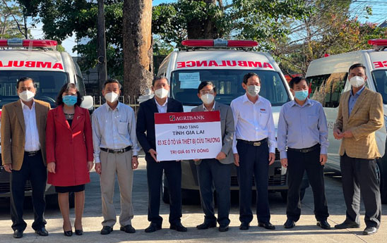 Agribank trao tặng cho tỉnh Gia Lai 03 xe ô tô và thiết bị cứu thương