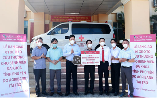 Agribank trao tặng tỉnh Phú Yên xe cứu thương và bình chứa ô xy lỏng hỗ trợ công tác phòng chống dịch Covid-19