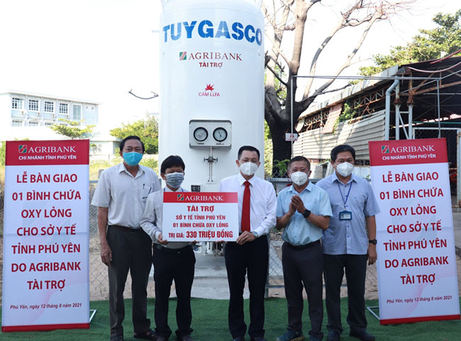 Agribank trao tang tinh Phu Yen xe cuu thuong va binh chua o xy 2
