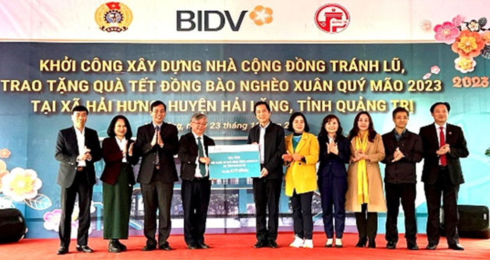 BIDV khoi cong nha cong dong tranh lu va tang qua Tet 2