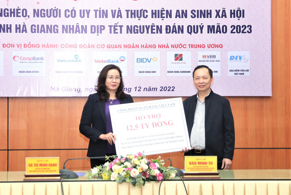 Cong doan Ngan hang Viet Nam trao tang tai Ha Giang 1