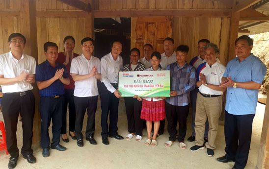Cong doan Tru so chinh Agribank trao tang 150 trieu dong ho tro xay dung 02 nha tinh nghia