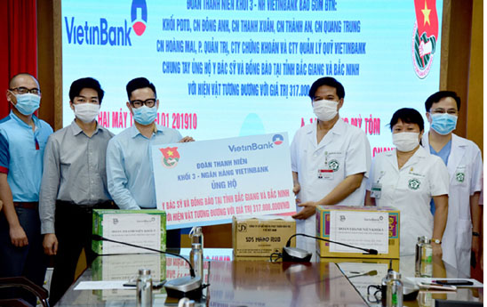 Đoàn Thanh niên Khối 3 VietinBank ủng hộ tuyến đầu chống dịch