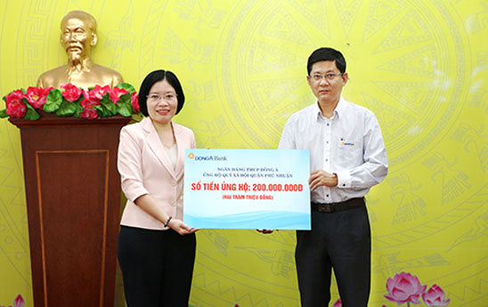 DongA Bank ủng hộ 200 triệu đồng cho Qũy xã hội quận Phú Nhuận