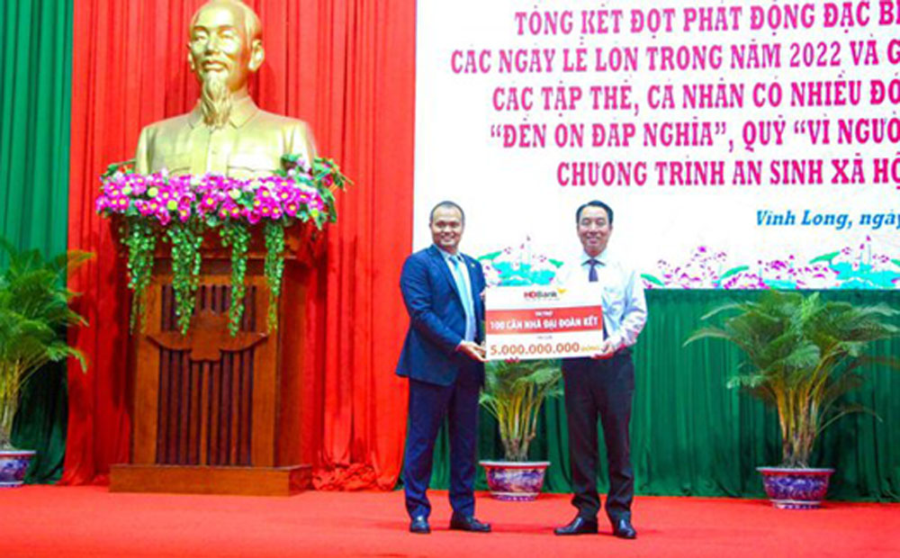 HDBank cung Sovico tang kinh phi xay dung 100 can nha va quy hoc bong 1