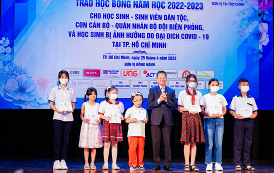 HDBank tang 1000 suat hoc bong tri gia 01 ty dong