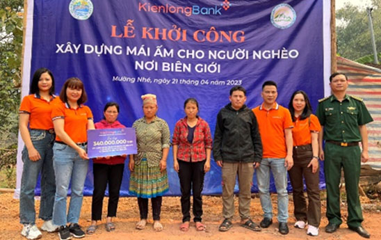 KienlongBank tai tro 4 can nha tinh nghia cho ba con vung bien gioi