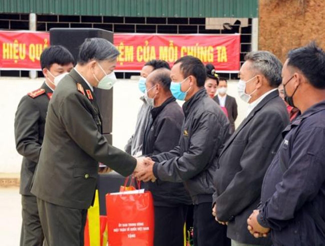 MB ho tro kinh phi xay dung 200 can nha cho nguoi ngheo 2