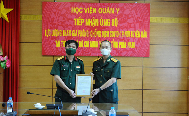 Mcredit trao tang 1500 bo quan ao bao ho y te 2