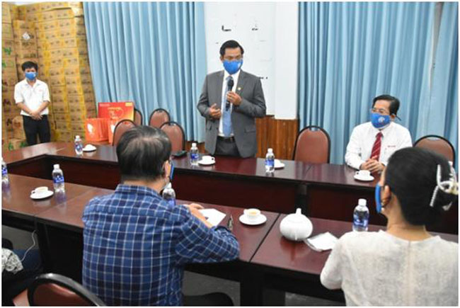 NamABank dong hanh cung Mai Vang nhan ai ho tro 207 nghe si cong nhan san khau 3