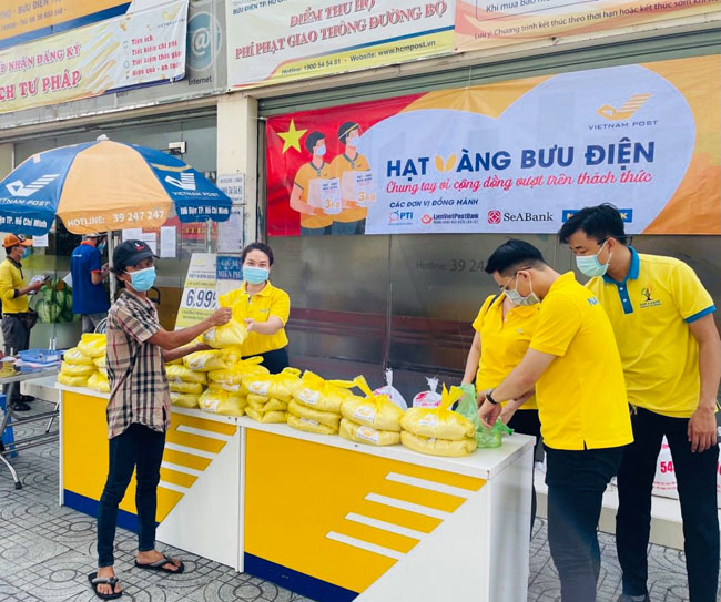 NamABank tang hang ngan phan qua den nguoi dan vung dich 3