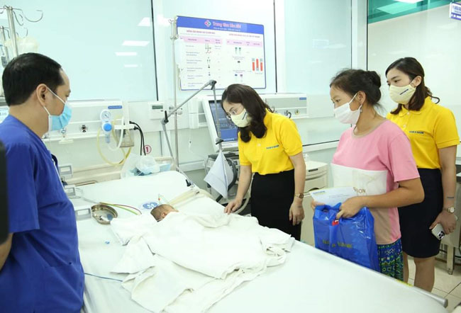 NamABank tang hang ngan phan qua den nguoi dan vung dich 4