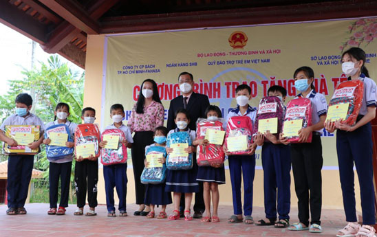 SHB hỗ trợ hộ nghèo, gia đình chính sách khó khăn và trẻ em có hoàn cảnh đặc biệt tại tỉnh Bến Tre