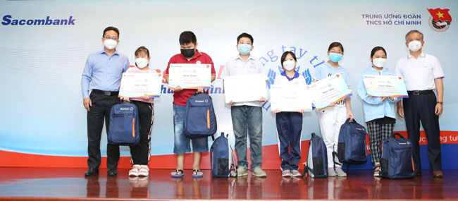 Sacombank danh hon 4 ty dong bao tro cho 100 em nho mo coi 2