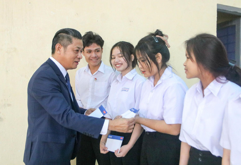 Sacombank va Dai ichi Life Viet Nam danh ngan sach cho cac hoat dong tu thien xa hoi 2