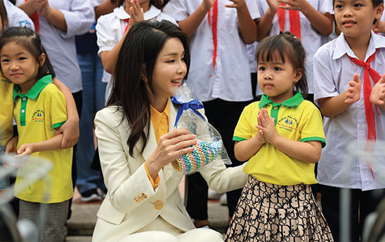 Shinhan Viet Nam trao tang xe dap