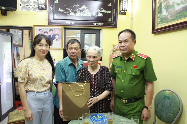 So giao dich Vietcombank va CATP tang qua 3