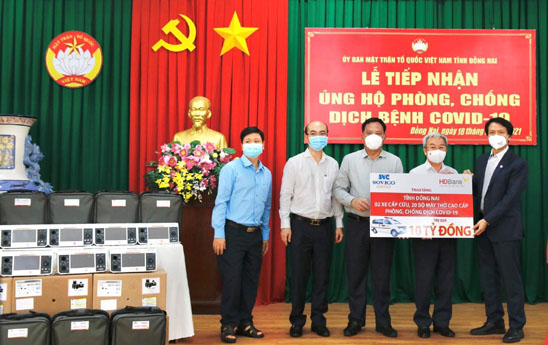 Tập đoàn Sovico và HDBank tiếp tục tặng 3 xe cứu thương, 20 máy thở và 2.500 bộ đồ bảo hộ y tế đến các bệnh viện ở Đồng Nai, Hà Nội