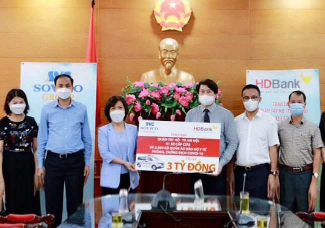 Tap doan Sovico va HDBank tiep tuc tang 3 xe cuu thuong 2