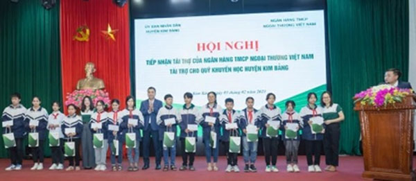 Trung tam Ho tro khach hang Vietcombank tang 300 trieu dong 2