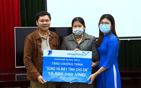 VNPT phối hợp trao tặng 120 điện thoại và sim 4G cho học sinh khó khăn Quảng Bình