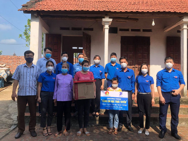 VNPT tang qua cho cac em o Phu Tho 2