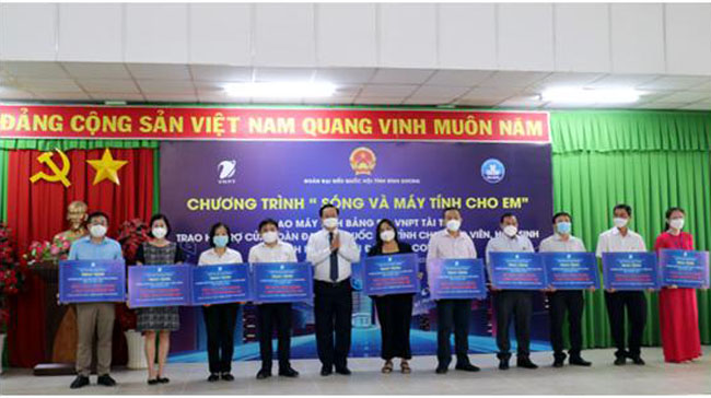 VNPT trao gan 2300 may tinh bang va Sim 4G cho hoc sinh Binh Duong 2