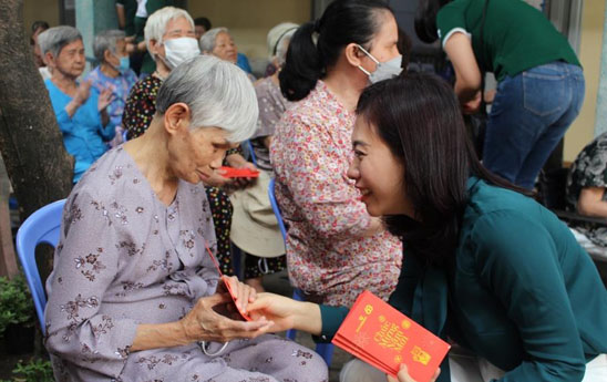 Văn phòng đại diện Khu vực Phía Nam cùng Trung tâm Trụ sở chính phía Nam của Vietcombank tặng quà người già neo đơn và các bệnh nhi