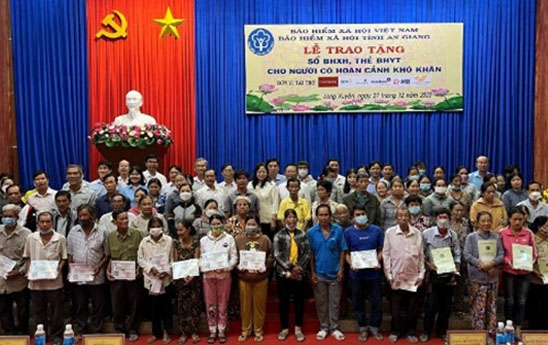 Vietcombank An Giang trao tang 180 the BHYT