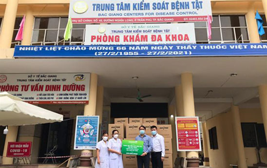 Vietcombank Ba Đình ủng hộ Trung tâm Kiểm soát bệnh tật Bắc Giang 1000 bộ quần áo bảo hộ phòng chống dịch Covid-19