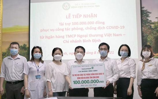 Vietcombank Bình Định tài trợ cho công tác phòng, chống dịch Covid-19