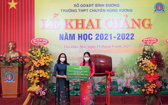 Vietcombank Bình Dương hỗ trợ 200 triệu đồng mua thiết bị học trực tuyến cho học sinh có hoàn cảnh khó khăn