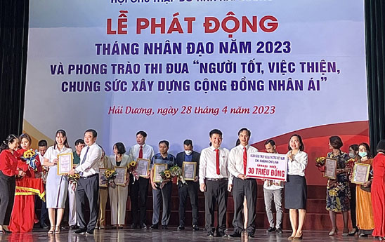 Vietcombank Chi Linh nhan do dau tre khuyet tat co hoan canh kho khan