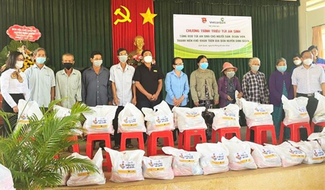 Vietcombank Dong Nai trao 10000 tui an sinh 3