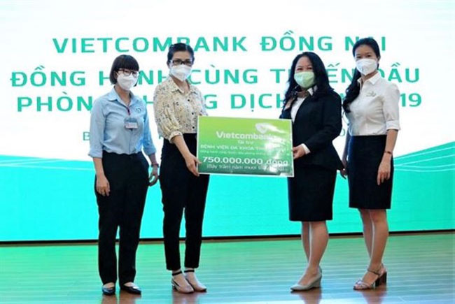 Vietcombank Dong Nai trao tang 1 ty dong 2