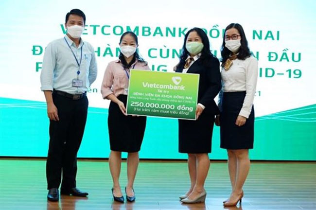Vietcombank Dong Nai trao tang 1 ty dong 3