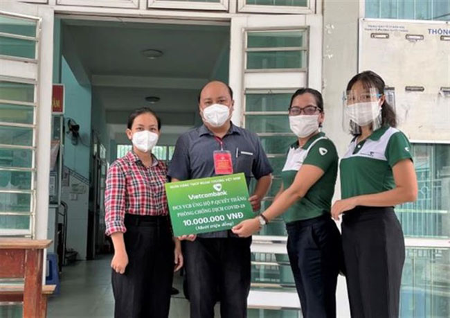 Vietcombank Dong Nai trao tang 1 ty dong 4