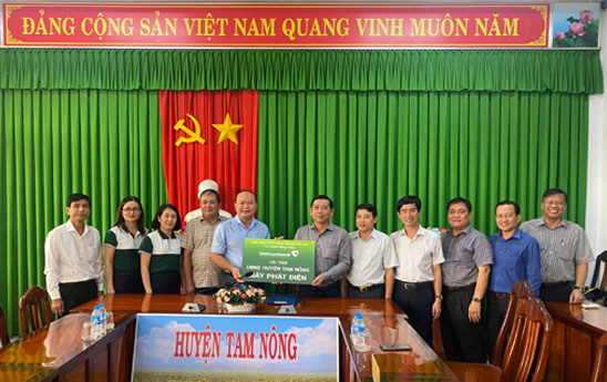 Vietcombank Đồng Tháp trao tặng máy phát điện cho UBND huyện Tam Nông
