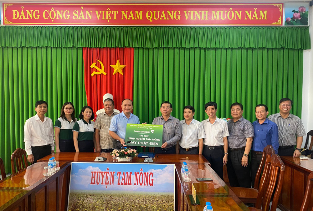 Vietcombank Dong Thap trao tang may phat dien 1