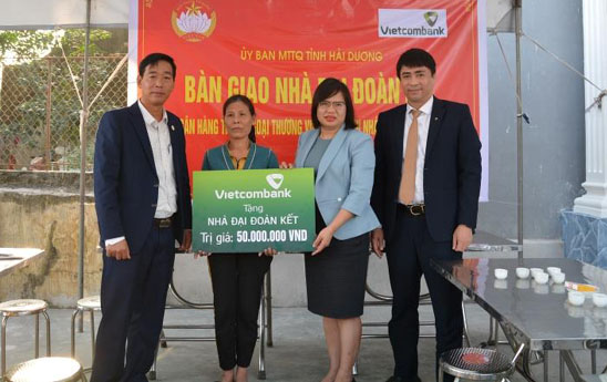 Vietcombank Hai Duong ban giao 06 ngoi nha Dai doan ket 1