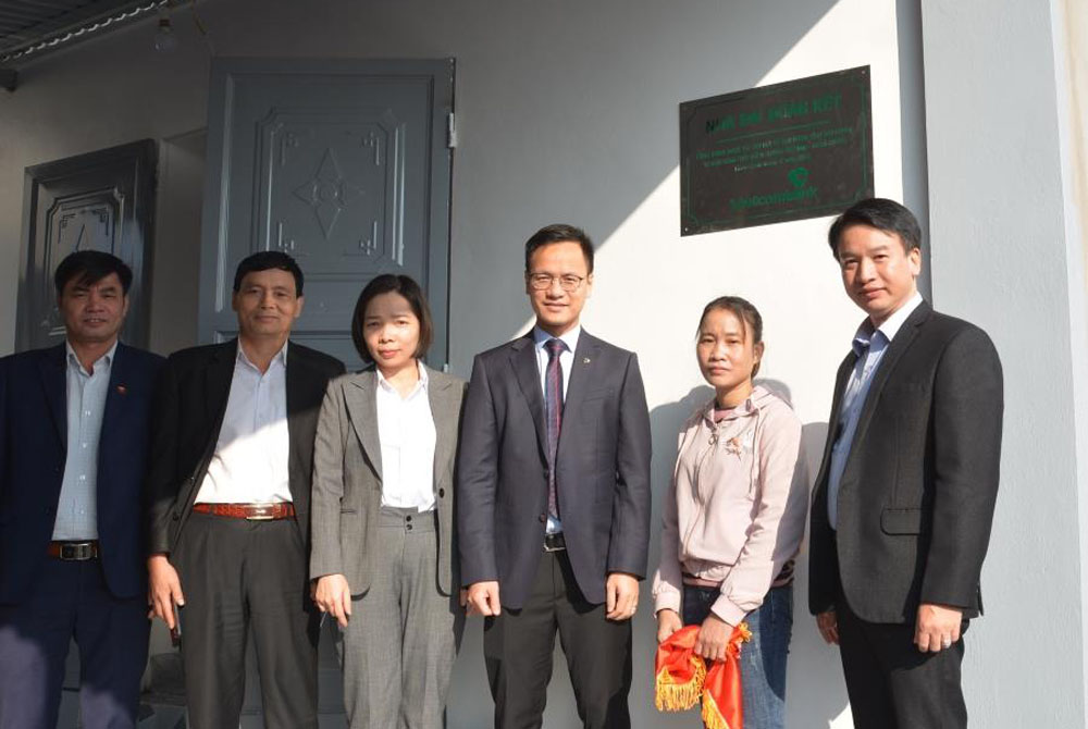 Vietcombank Hai Duong ban giao 06 ngoi nha Dai doan ket 2