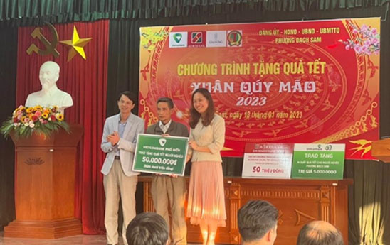 Vietcombank Pho Hien tang qua tet 1