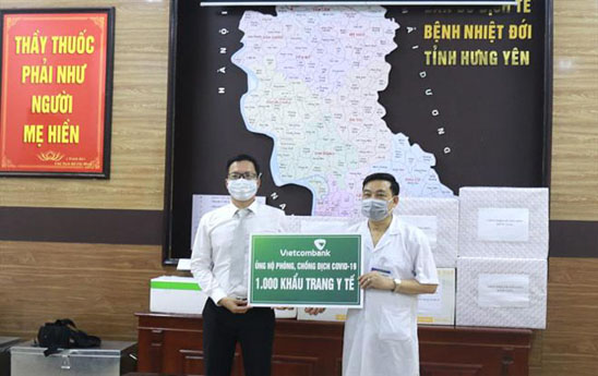 Vietcombank Phố Hiến trao tặng khẩu trang y tế chống dịch Covid-19