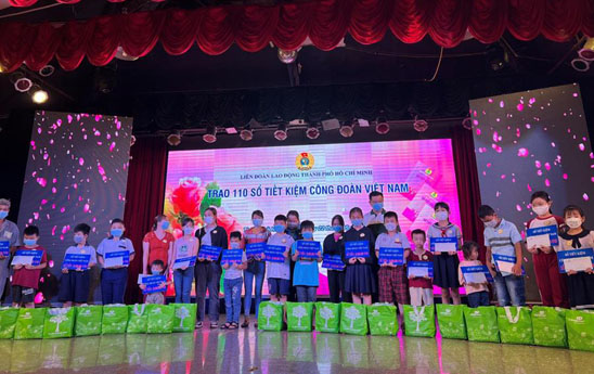 Vietcombank TP. Hồ Chí Minh ủng hộ 166 triệu đồng hỗ trợ trẻ em mồ côi sau đại dịch Covid-19