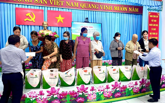 Vietcombank Tan Dinh tang qua cho nguoi dan